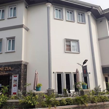Venezia Suites Hotel Iloilo Exterior photo