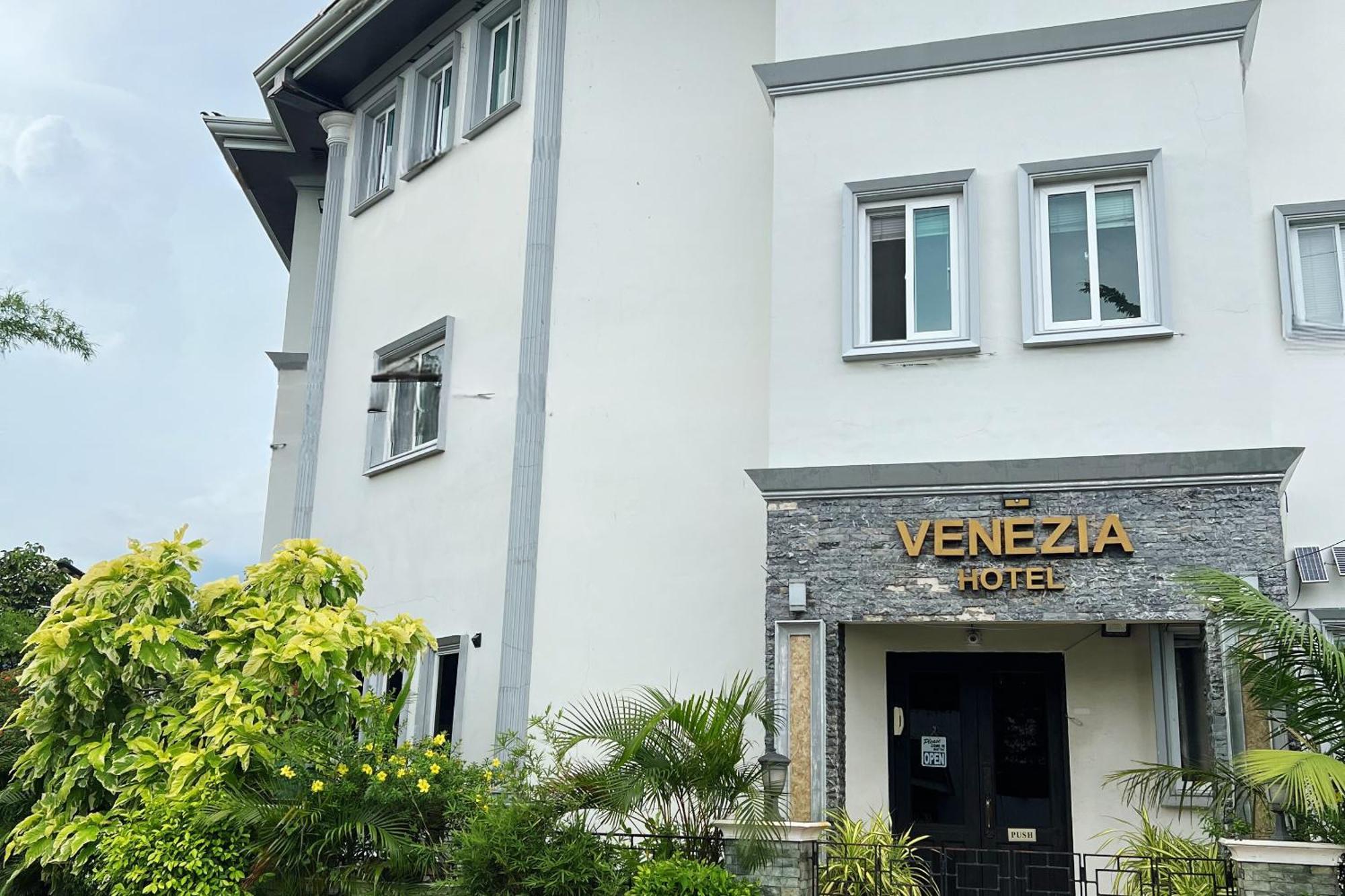Venezia Suites Hotel Iloilo Exterior photo
